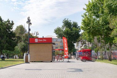 Bakü Bulvarı 'ndaki Bakü Bisiklet Araçları. Bakü, Azerbaycan.