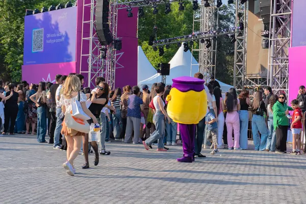 Bakü Bulvarı 'nda Olifest Güzellik Festivali. Bakü, Azerbaycan. 8 Haziran 2025.