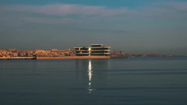 Bakü Bulvarı 'nda gün batımı için etkileyici bir an. Bakü, Azerbaycan. 8 Haziran 2025.
