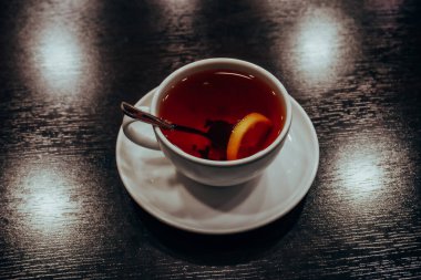 bir fincan çay limon dilimi