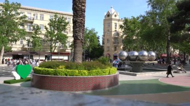 Bakü, Azerbaycan şehir merkezinde yerel halk ve turistlerle şehir meydanı.