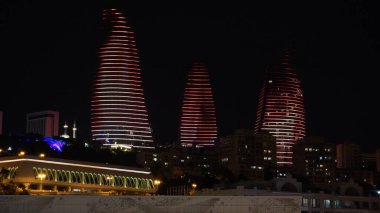 Akşam karanlığında şehrin manzarası.