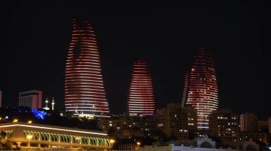 Bakü, Azerbaycan 'da gece manzarası. Tatil ve seyahat konsepti.