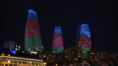 Bakü, Azerbaycan 'da gece manzarası. Tatil ve seyahat konsepti.