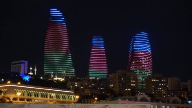 Akşam karanlığında şehrin manzarası.