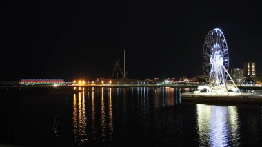 Geceleyin dönme dolap