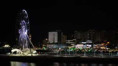 Bakü, Azerbaycan 'da gece manzarası. Tatil ve seyahat konsepti.