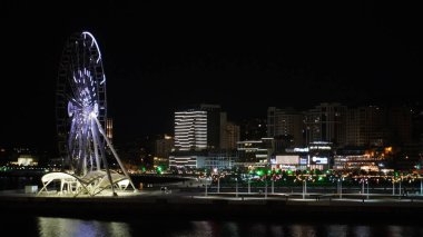 Bakü, Azerbaycan 'da gece manzarası. Tatil ve seyahat konsepti.