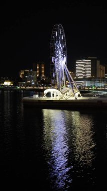 Bakü, Azerbaycan 'da gece manzarası. Tatil ve seyahat konsepti.