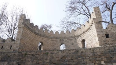 Antik Bakü şehrinin ortaçağ kalesi.