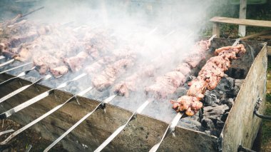 Izgara da şişler üzerinde et.