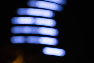 Siyah arkaplanda odaklı olmayan ışıklar