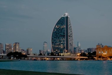 Bakü şehrinin gece manzarası