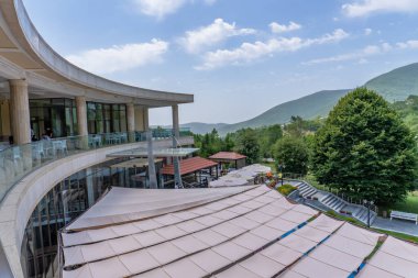 Seyahat ve turizm konsepti. Fotoğraf Sheki 'nin turizm potansiyelini anlatıyor. Sheki, Azerbaycan. 07.22.2025.