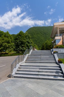 Seyahat ve turizm konsepti. Fotoğraf Sheki 'nin turizm potansiyelini anlatıyor. Sheki, Azerbaycan. 07.22.2025.