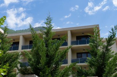 Seyahat ve turizm konsepti. Fotoğraf Sheki 'nin turizm potansiyelini anlatıyor. Sheki, Azerbaycan. 07.22.2025.