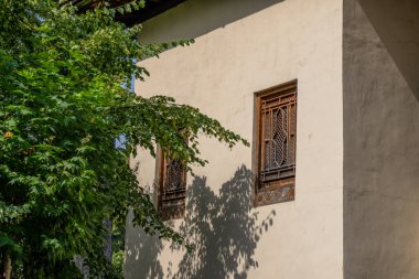 Seyahat ve turizm konsepti. Fotoğraf Sheki 'nin turizm potansiyelini anlatıyor. Sheki, Azerbaycan. 07.22.2025.