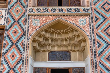 Seyahat ve turizm konsepti. Fotoğraf Sheki 'nin turizm potansiyelini anlatıyor. Sheki, Azerbaycan. 07.22.2025.