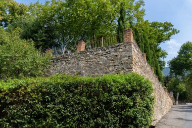 Seyahat ve turizm konsepti. Fotoğraf Sheki 'nin turizm potansiyelini anlatıyor. Sheki, Azerbaycan. 07.22.2025.