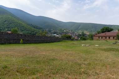 Seyahat ve turizm konsepti. Fotoğraf Sheki 'nin turizm potansiyelini anlatıyor. Sheki, Azerbaycan. 07.22.2025.