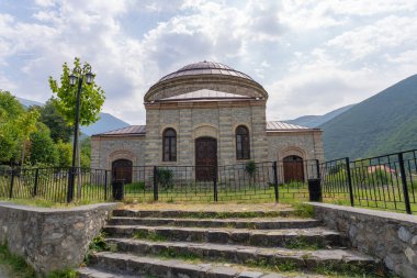 Seyahat ve turizm konsepti. Fotoğraf Sheki 'nin turizm potansiyelini anlatıyor. Sheki, Azerbaycan. 07.22.2025.