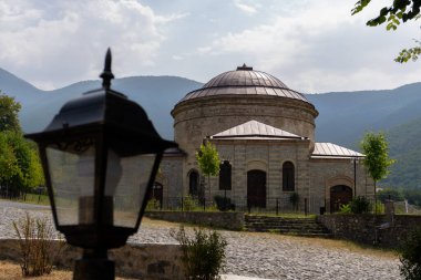 Seyahat ve turizm konsepti. Fotoğraf Sheki 'nin turizm potansiyelini anlatıyor. Sheki, Azerbaycan. 07.22.2025.