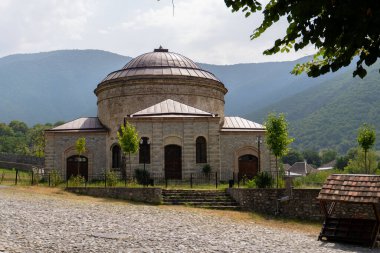 Seyahat ve turizm konsepti. Fotoğraf Sheki 'nin turizm potansiyelini anlatıyor. Sheki, Azerbaycan. 07.22.2025.