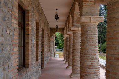Seyahat ve turizm konsepti. Fotoğraf Sheki 'nin turizm potansiyelini anlatıyor. Sheki, Azerbaycan. 07.22.2025.