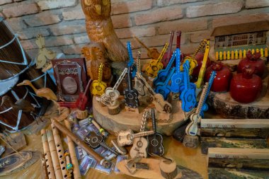 Seyahat ve turizm konsepti. Fotoğraf Sheki 'nin turizm potansiyelini anlatıyor. Sheki, Azerbaycan. 07.22.2025.