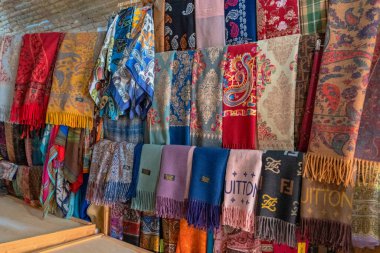 Seyahat ve turizm konsepti. Fotoğraf Sheki 'nin turizm potansiyelini anlatıyor. Sheki, Azerbaycan. 07.22.2025.