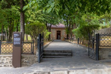 Seyahat ve turizm konsepti. Fotoğraf Sheki 'nin turizm potansiyelini anlatıyor. Sheki, Azerbaycan. 07.22.2025.