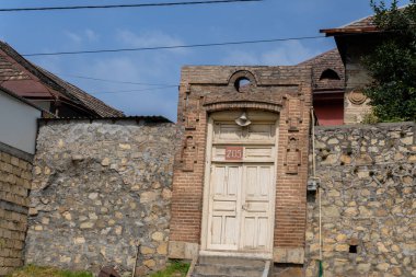 Seyahat ve turizm konsepti. Fotoğraf Sheki 'nin turizm potansiyelini anlatıyor. Sheki, Azerbaycan. 07.22.2025.