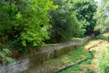 Seyahat ve turizm konsepti. Fotoğraf Sheki 'nin turizm potansiyelini anlatıyor. Sheki, Azerbaycan. 07.22.2025.