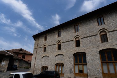 Fotoğraf Sheki 'nin turizm potansiyelini anlatıyor. Sheki, Azerbaycan. 07.22.2025.