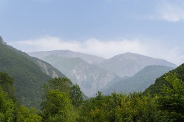 Seyahat ve turizm konsepti. Fotoğraf Sheki 'nin turizm potansiyelini anlatıyor. Sheki, Azerbaycan. 07.22.2025.