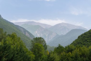 Seyahat ve turizm konsepti. Fotoğraf Sheki 'nin turizm potansiyelini anlatıyor. Sheki, Azerbaycan. 07.22.2025.