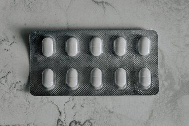 Siyah arka plandaki pakette haplar var..