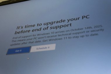 Bir dizüstü bilgisayar ekranında gösterilen Windows güncelleme sunma iletisi.