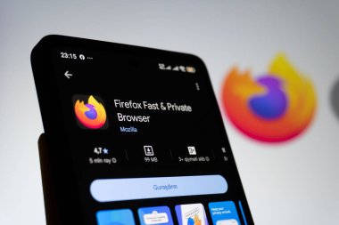 Akıllı telefon ekranında tanımlanan Mozilla Firefox Tarayıcı uygulama bilgileri. Uygulama arandı ve Oyun Pazarı 'nda gösterildi. Oghuz, Azerbaycan. 11.07.2025.