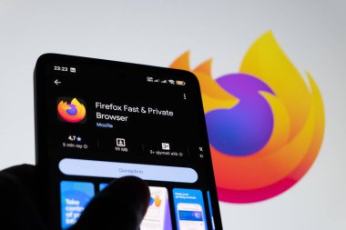 Firefox Tarayıcı uygulama bilgileri bir akıllı telefon ekranında tanımlandı. Uygulama arandı ve Oyun Pazarı 'nda gösterildi. Oghuz, Azerbaycan. 11.07.2025.