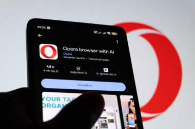 Opera Tarayıcı uygulama bilgileri bir akıllı telefon ekranında tanımlandı. Uygulama arandı ve Oyun Pazarı 'nda gösterildi. Oghuz, Azerbaycan. 11.07.2025.