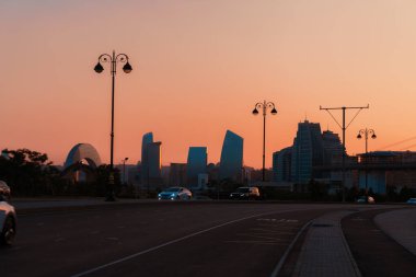 Şehir merkezinde günbatımı anı. Bakü, Azerbaycan. 28.06.2025.