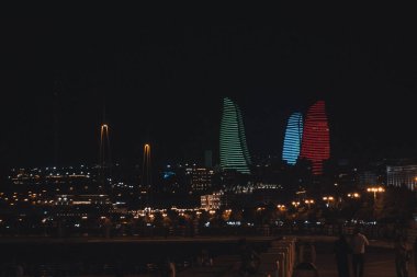 Şehir manzarasında bir gece manzarası. Bakü, Azerbaycan. 28.06.2025.