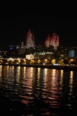 Şehir manzarasında bir gece manzarası. Bakü, Azerbaycan. 28.06.2025.