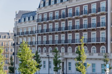 Beyaz Şehir 'de inanılmaz bir mimari. Bakü, Azerbaycan. 28.06.2025.