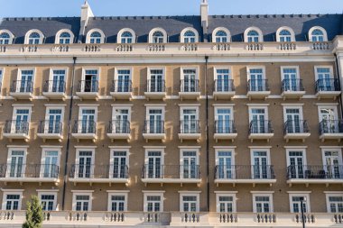 Beyaz Şehir 'de inanılmaz bir mimari. Bakü, Azerbaycan. 28.06.2025.