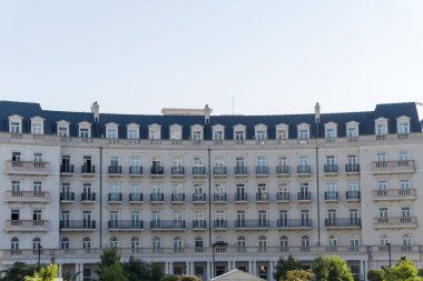 Beyaz Şehir 'de inanılmaz bir mimari. Bakü, Azerbaycan. 28.06.2025.