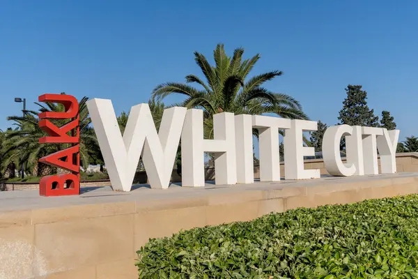 Beyaz Şehir 'de inanılmaz bir mimari. Bakü, Azerbaycan. 28.06.2025.