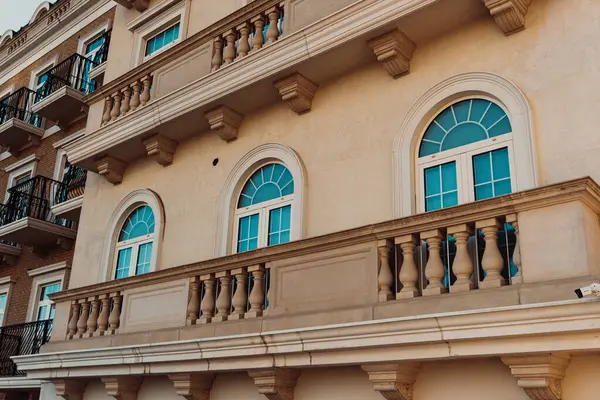 Beyaz Şehir 'de inanılmaz bir mimari. Bakü, Azerbaycan. 28.06.2025.