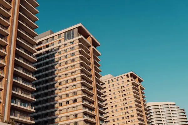 Beyaz Şehir 'de inanılmaz bir mimari. Bakü, Azerbaycan. 28.06.2025.